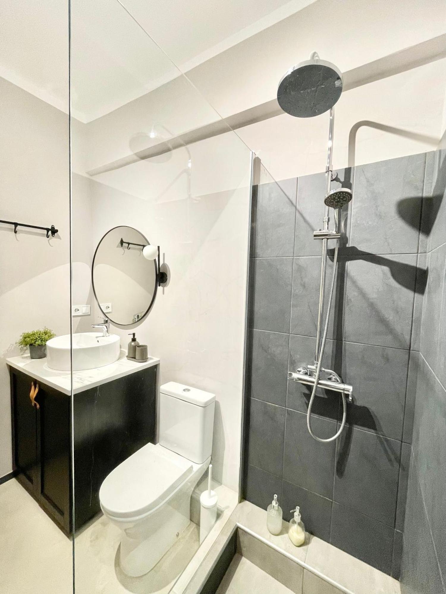 Comfy And Spacious Two Bedroom Apartment With Balcony 雅典 外观 照片